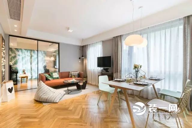 80平米小户型装修实景图欣赏 可旋转电视设计