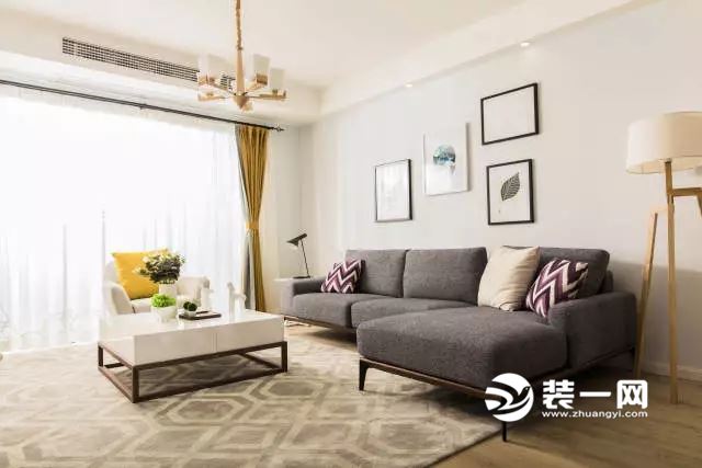戶型:兩室兩廳一衛 設計風格:純凈北歐 設計師:湖州圣都裝修公司導師設計師李杉 深色布藝沙發、淺色實木地板、木質家具,散發清新舒適的北歐氣息,讓人的心從進入客廳起便沉靜來下來。 淺藍色的乳膠漆墻面搭配土黃色的窗簾,在色彩上更加的生動富有層次,多邊形地毯為客廳增色不少,綠植的點綴增添暖意。 一款木質落地燈實用又美觀,給設計帶來承上啟下的作用,讓家居體現由內而外的質感。 客餐廳通鋪純色地板,木材是北歐風格中的靈魂材質,它能將北歐的自然純樸發揮的淋漓盡致。北歐風格的餐廳設計強調自然采光、清晰線條