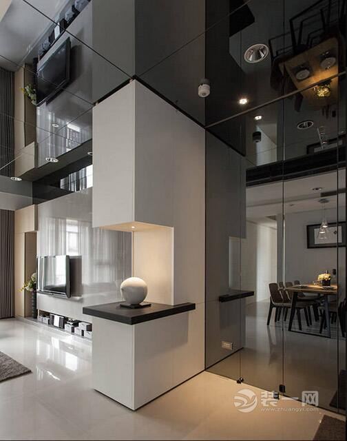 家中电表箱的镜墙向天花板继续伸展,大量使用灰镜勾缝拼贴的手法,除了